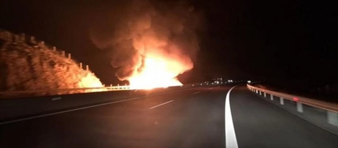 Ιόνια Οδός: Κλειστή λόγω φωτιάς σε νταλίκα